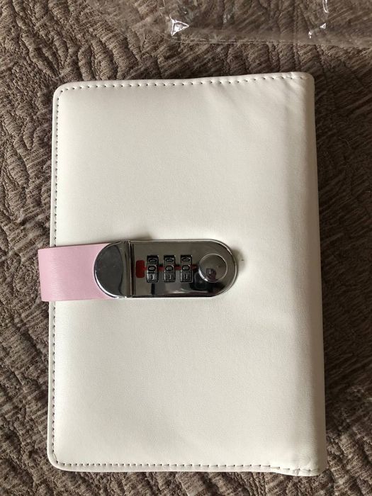 Блокнот А6 з кодовим замком та файлами на зіп застібки.