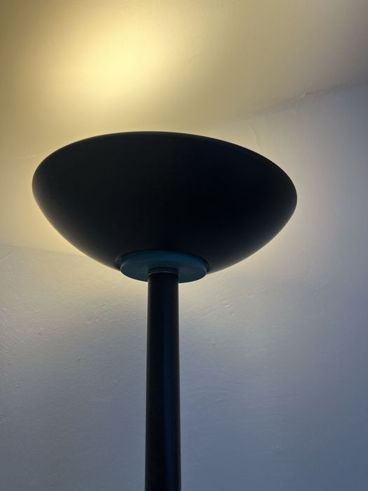Candeeiro de pé preto em ferro preto com 1,80m