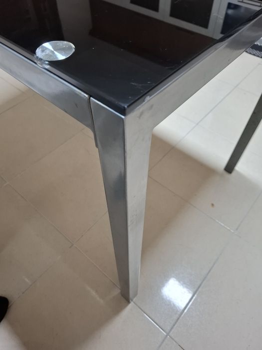 Mesa de cozinha com tampo em vidro preto temperado 110x70