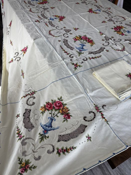 Toalha de mesa bordada a ponto cruz e 8 guardanapos