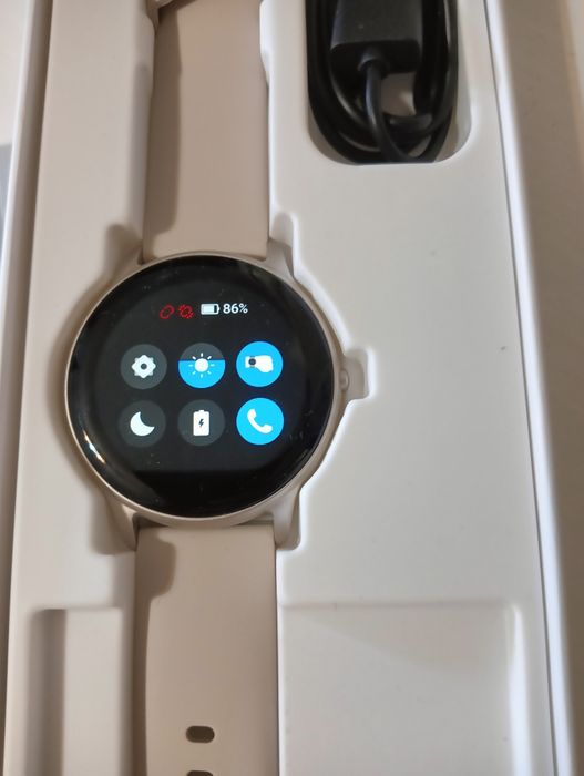 Smartwatch beżowy