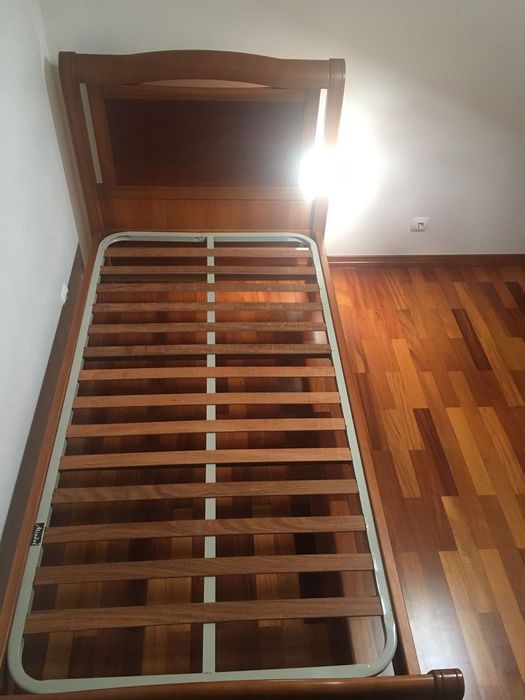 Cama e Colchão de Solteiro