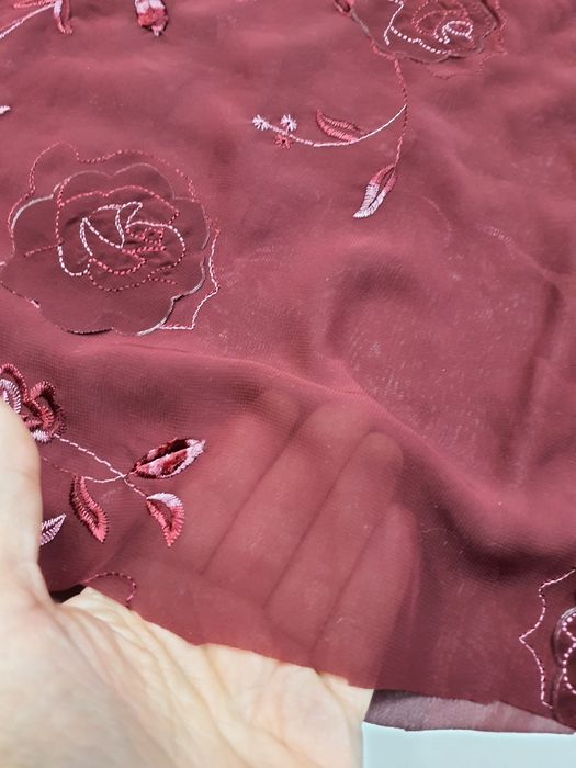 Żorżetka haft bordo szer.148 cm.