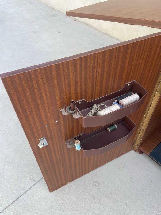 Máquina de Costura Antiga com Móvel – Para Decoração ou Restauro