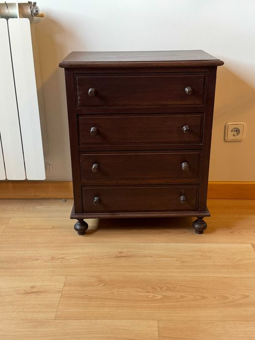 Camiseiro/Pequena Cómoda com 4 gavetas