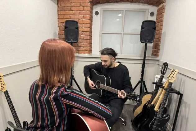 Уроки по гитаре и вокала в студии и онлайн.