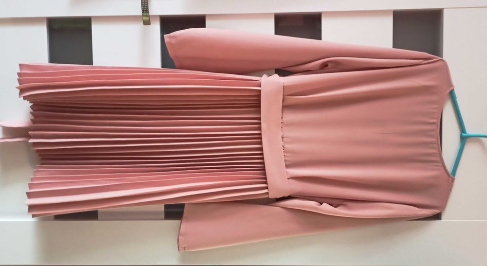 Różowa pastelowa sukienka plisowana midi Prettylittlething