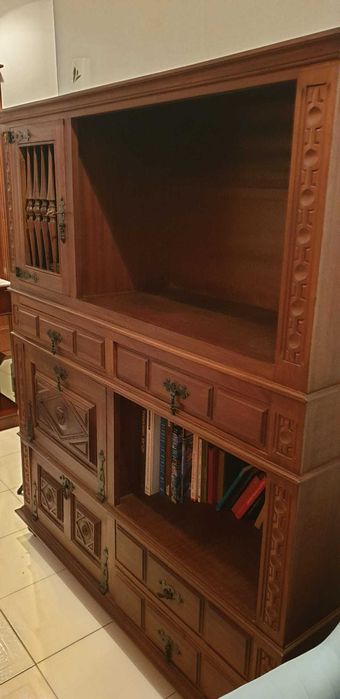 Estante em madeira, electrificado.