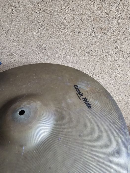 Pratos de bateria Zildjian Planet Z. Prato de choques e ride/crash
