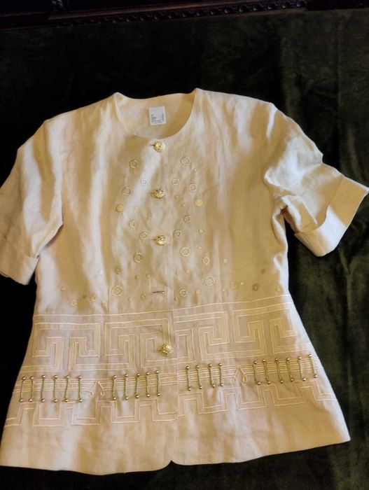 Casaco de manga curta com aplicações e bordados