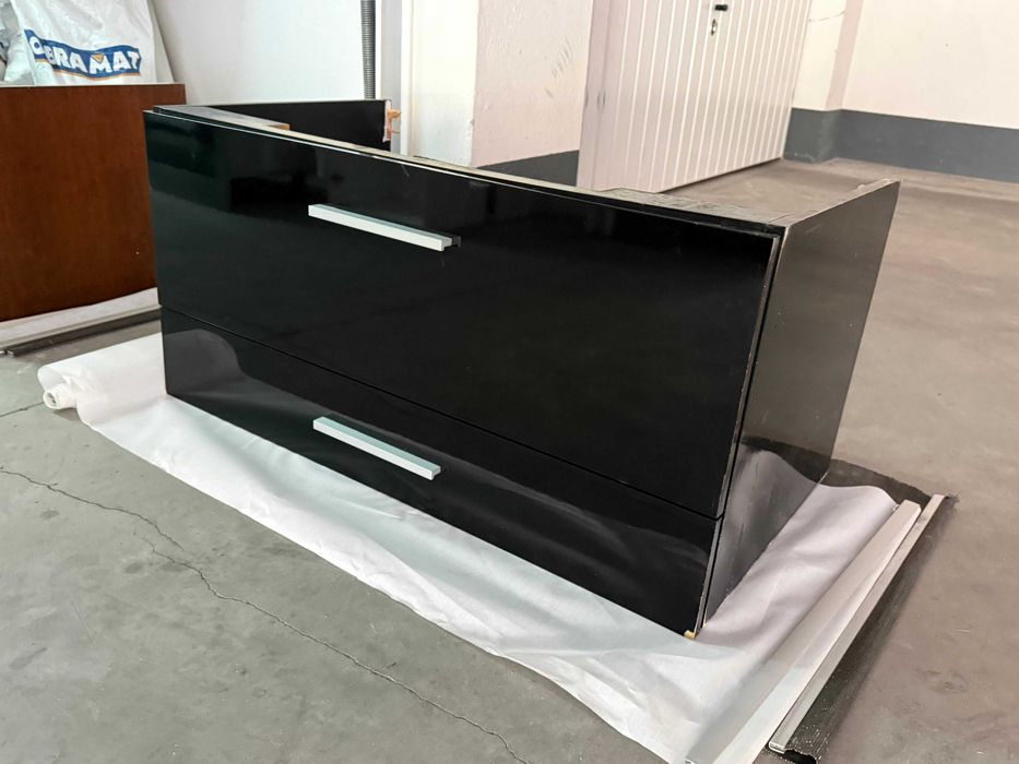 Móvel casa de banho preto com granito, lavatório e torneira Roca