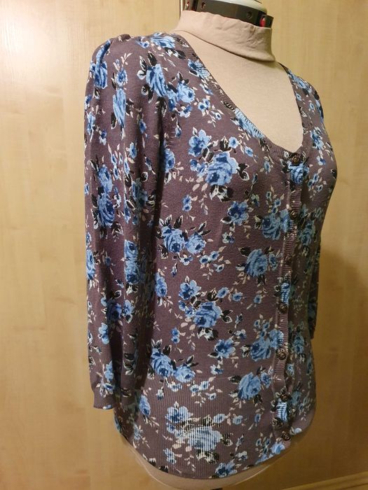Rozpinany sweter w kwiaty