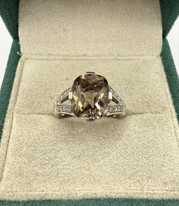 Złoty pierścionek z kwarcem dymnym 2,50ct i diamentami 0,10ct