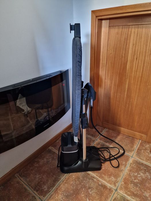 Ferro de engomar vertical. ROWENTA