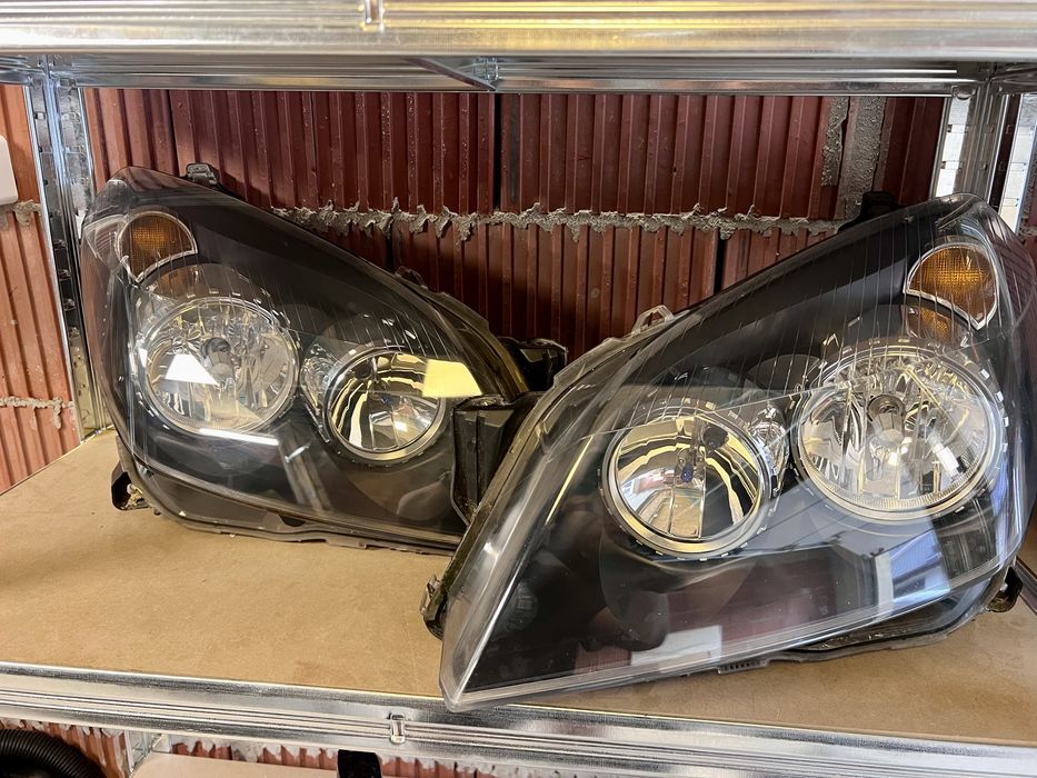 Opel Astra H reflektor prawa lampa