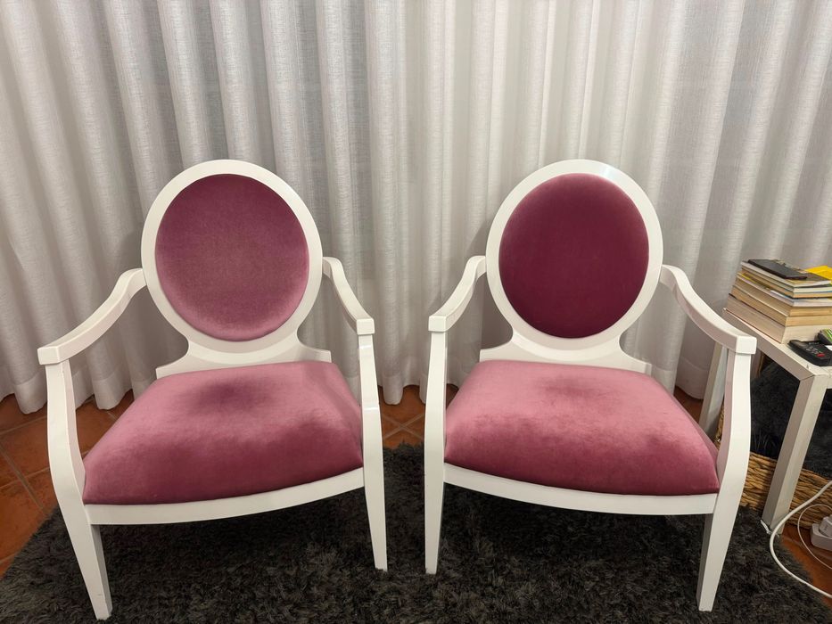 Sala de estar Com sofás, cadeirões, espelho, quadro e carpetes