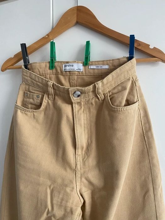 beżowe jeansy z prostymi nogawkami bershka