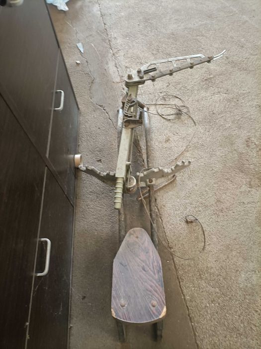 Máquina manual para lançar pratos Kromson, Coto-2000.