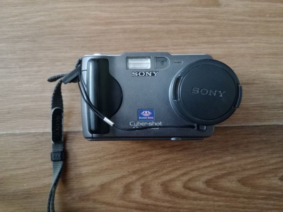 вінтажна цифрова камера Sony Cyber-shot DSC-S30