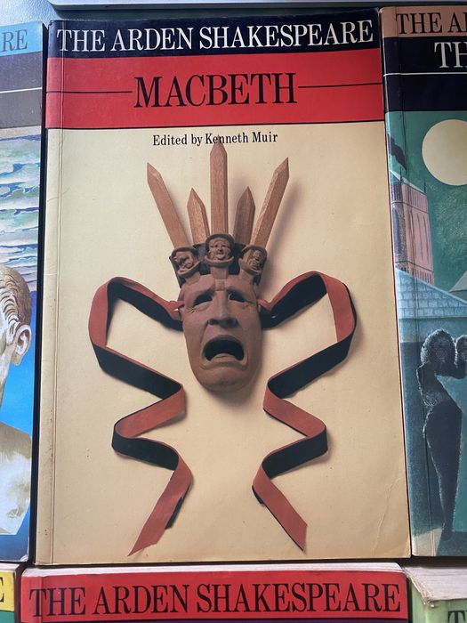 Livros de Shakespeare, em inglês, para estudantes de curso superior.