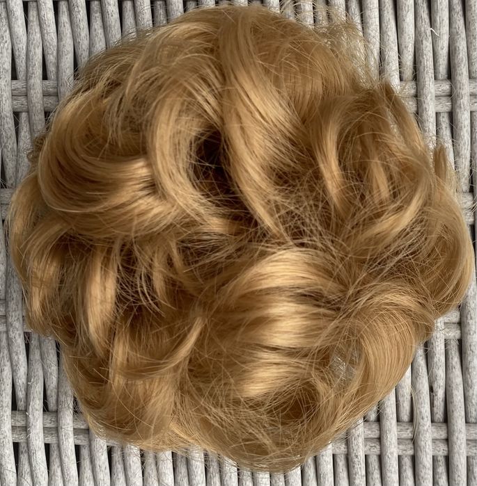 Premium Ultra włosy doczepiane, miodowy blond, kok na gumce 433.