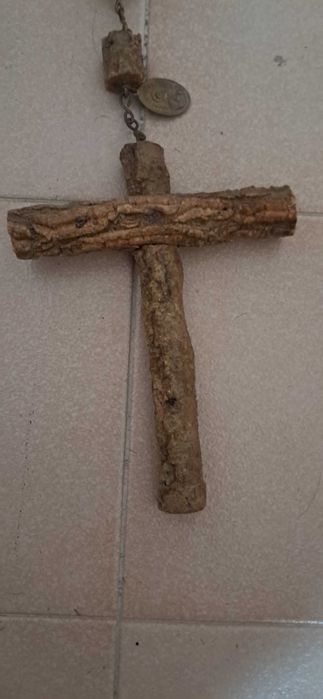 Terço e crucifixo antigo madeira e cortiça