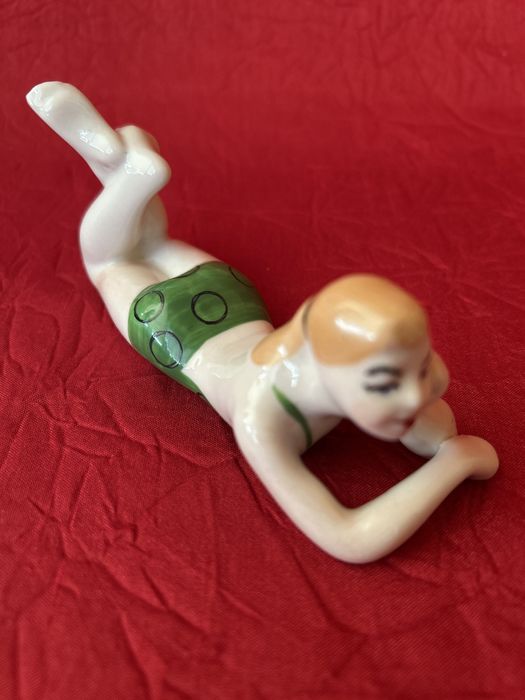 Фарфорова статуетка Пляжниця