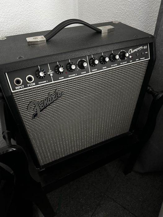 Conjunto amplificador e guitarra elétrica