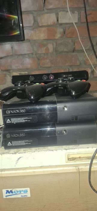 Xbox 360 z kinektem i dwoma padami