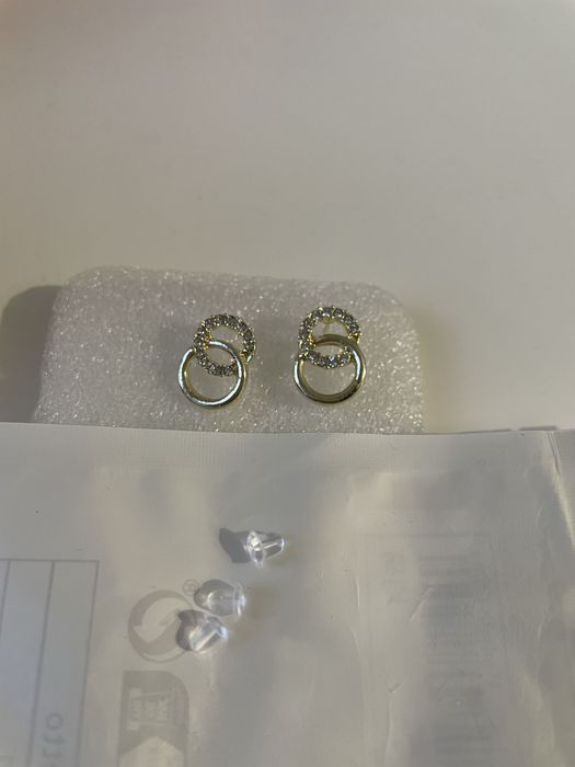 Brincos dourados com brilhantes