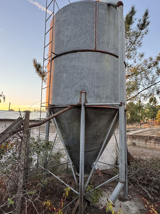 Silo de ração metálico galvanizado ~7,5 ton – Gravidade