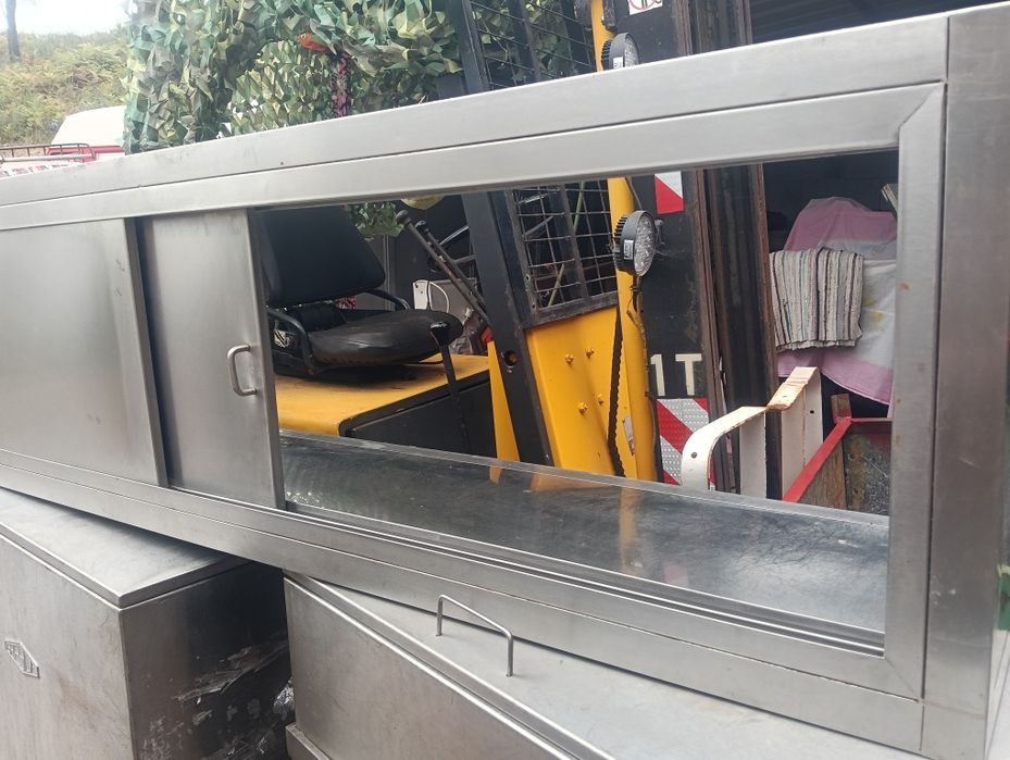 Móvel de parede em inox 2 metros