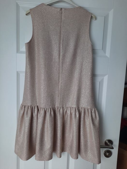 Sukienka z falbanką złota