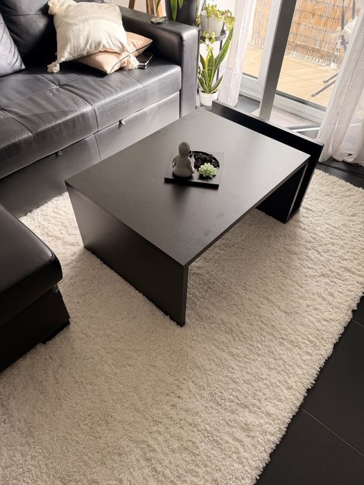 Mesa de centro de  sala em bom estado.