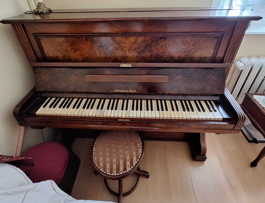 Pianino antyk po renowacji plus stołek