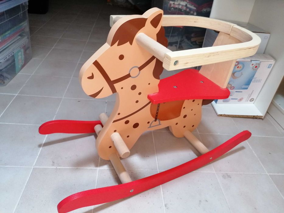 Cavalo baloiço para criança