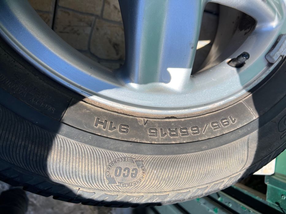Jantes 15” com pneus 195/65R15 (4 furos)