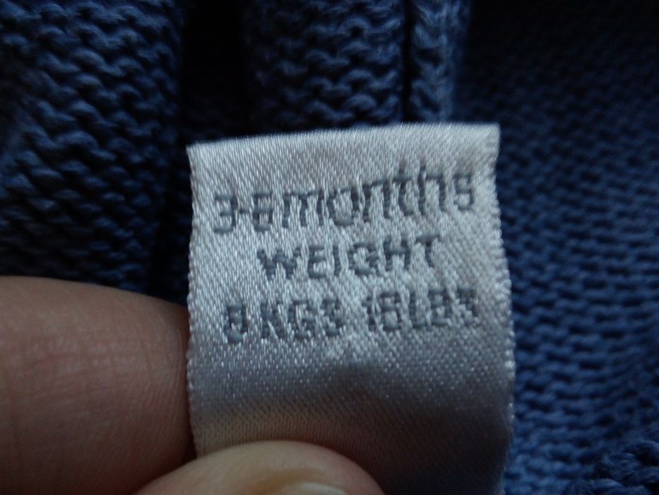 Sweter zapinany na guziki, r. 68, z kapturem.