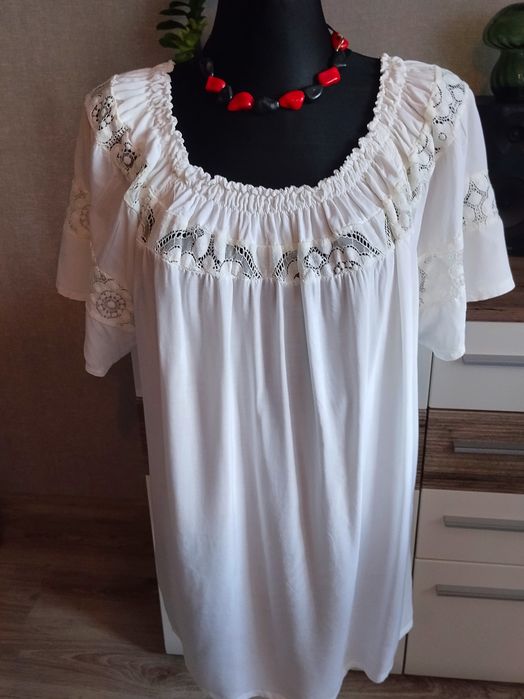 Biała elegancka bluzeczka hiszpanka ozdobiona wstawkami z bawełnianej koronki