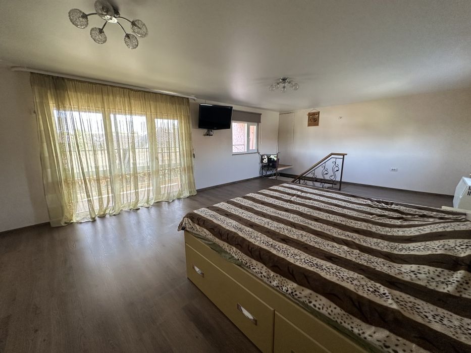 Продам 2-х этажный каменный дом  в Варваровке на участке 7. 12 соток