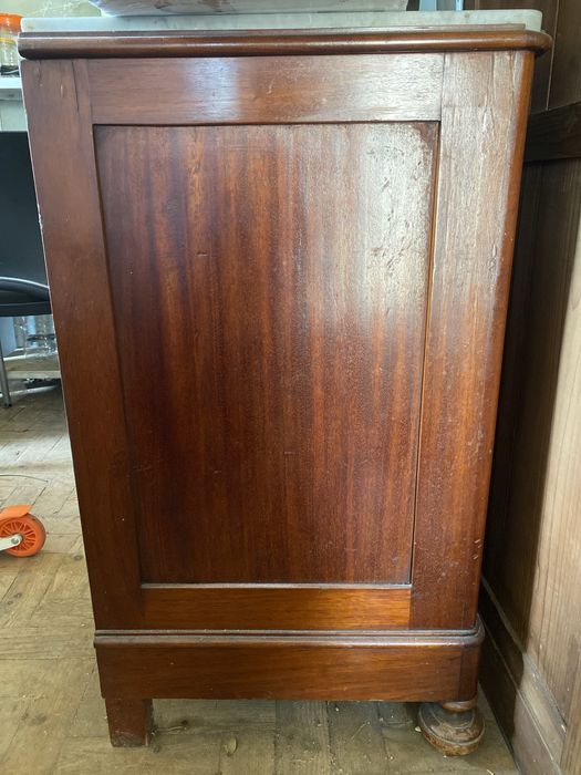 Comoda antiga em bom estado, tampo em pedra,medidas 1,03 x 0,50 m