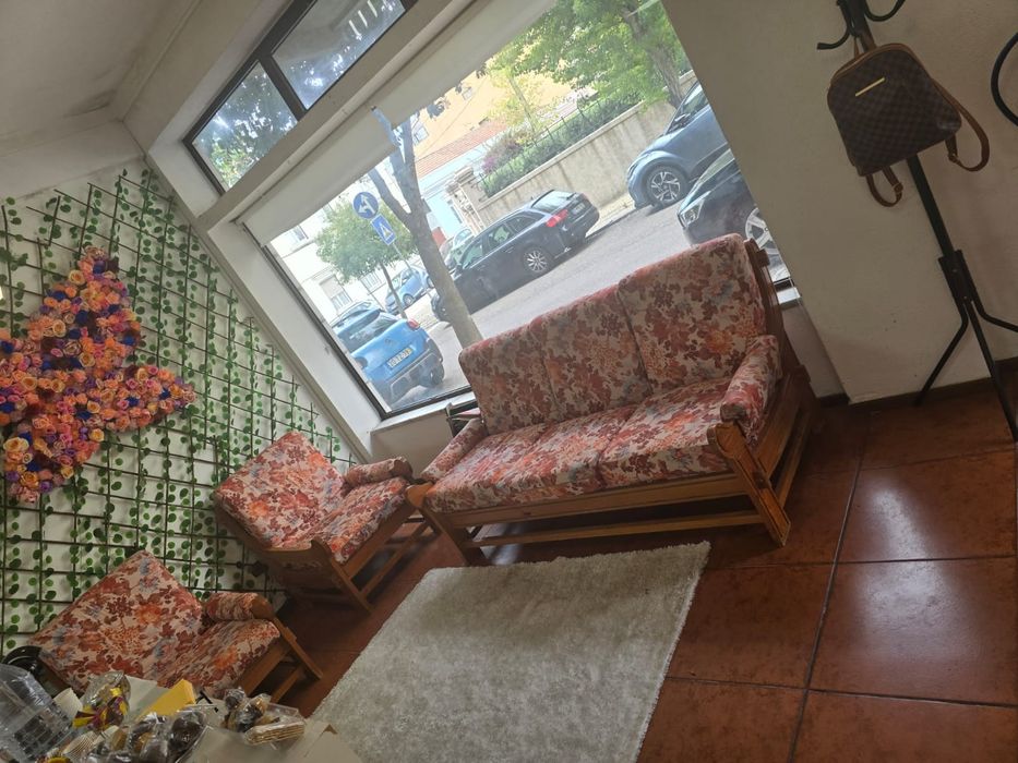 Sofá com duas poltronas.