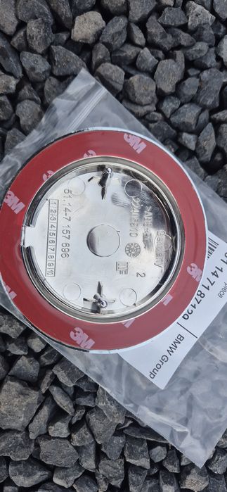 Emblemat tył bmw e70 e71 nowy