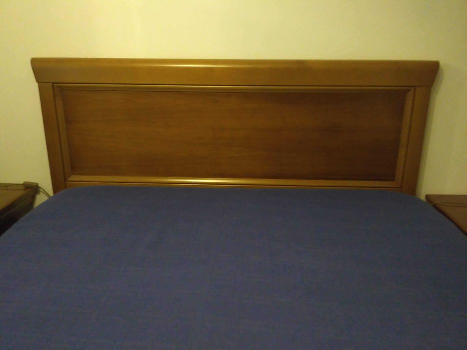 Quarto sem roupeiro, cama king size