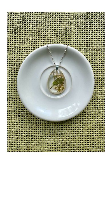 Zawieszka „brindille fleurie” biżuteria handmade żywica srebro