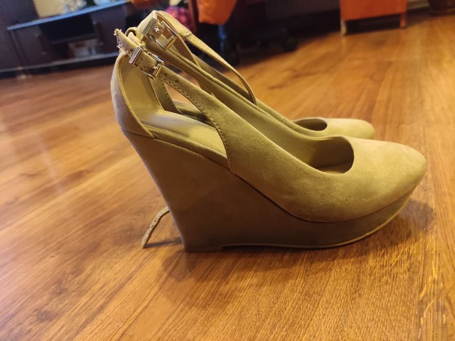 Beżowe buty na koturnie