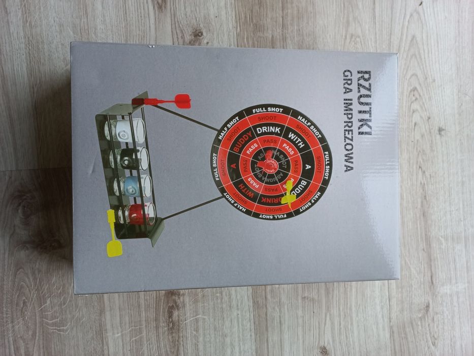 Gra towarzyska rzutki z udziałem alkoholu