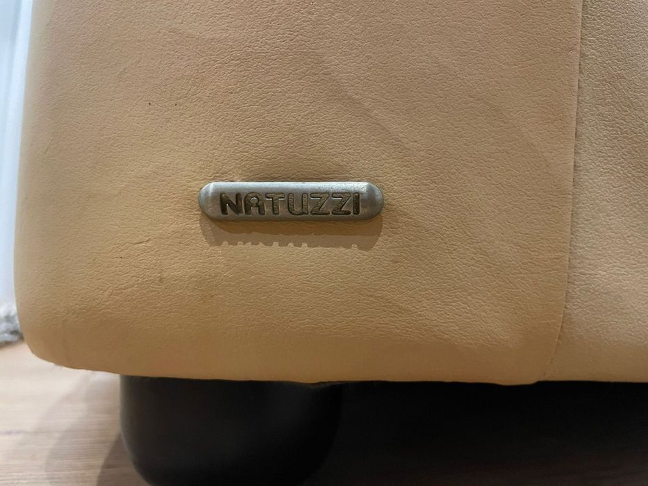 Sofás com almofadas e mesa de centro