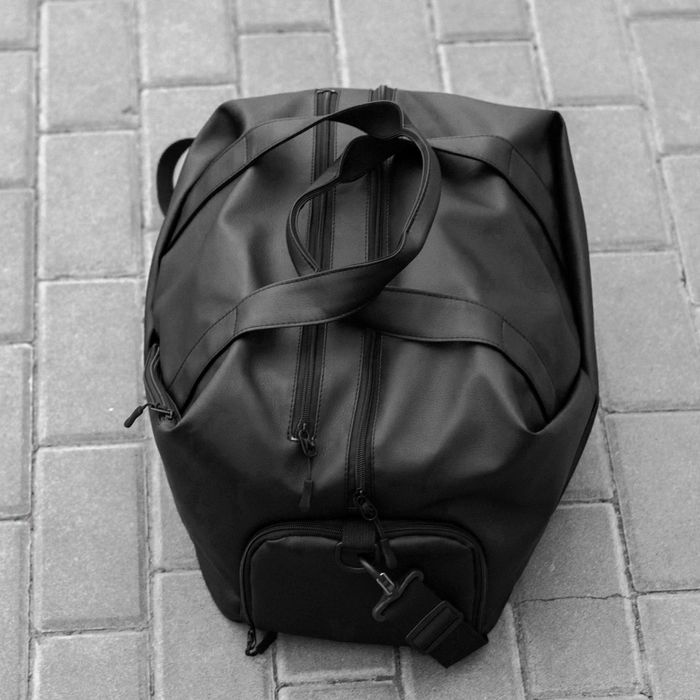 Дорожня спортивна сумка з відділення під взуття з еко шкіри на 27 л