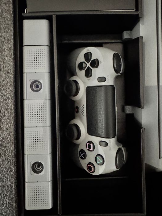 PlayStation 4 20º Aniversário Edição Limitada (rara foram produzidas apenas 12300 unidades no mundo)